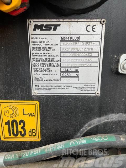 MST M644 PLUS Retrocargadoras