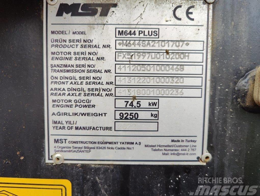 MST M644PLUS Retrocargadoras