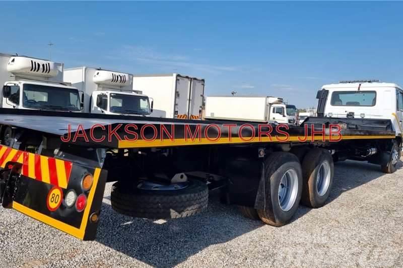 Nissan UD90,6x2 TAG AXLE & TOW TRUCK ENGINEERING ROLLBACK Otros camiones