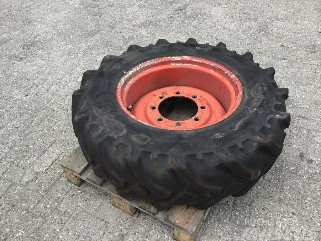 Stomil Kormoran   13.6 R24 op 8 gaats velg Neumáticos, ruedas y llantas