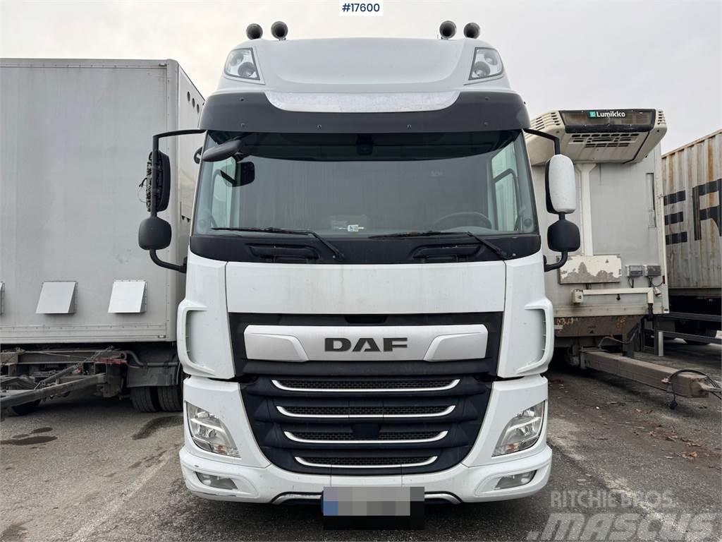 DAF CF370 4x2 box truck w/ full side opening and lifti Camiones caja cerrada