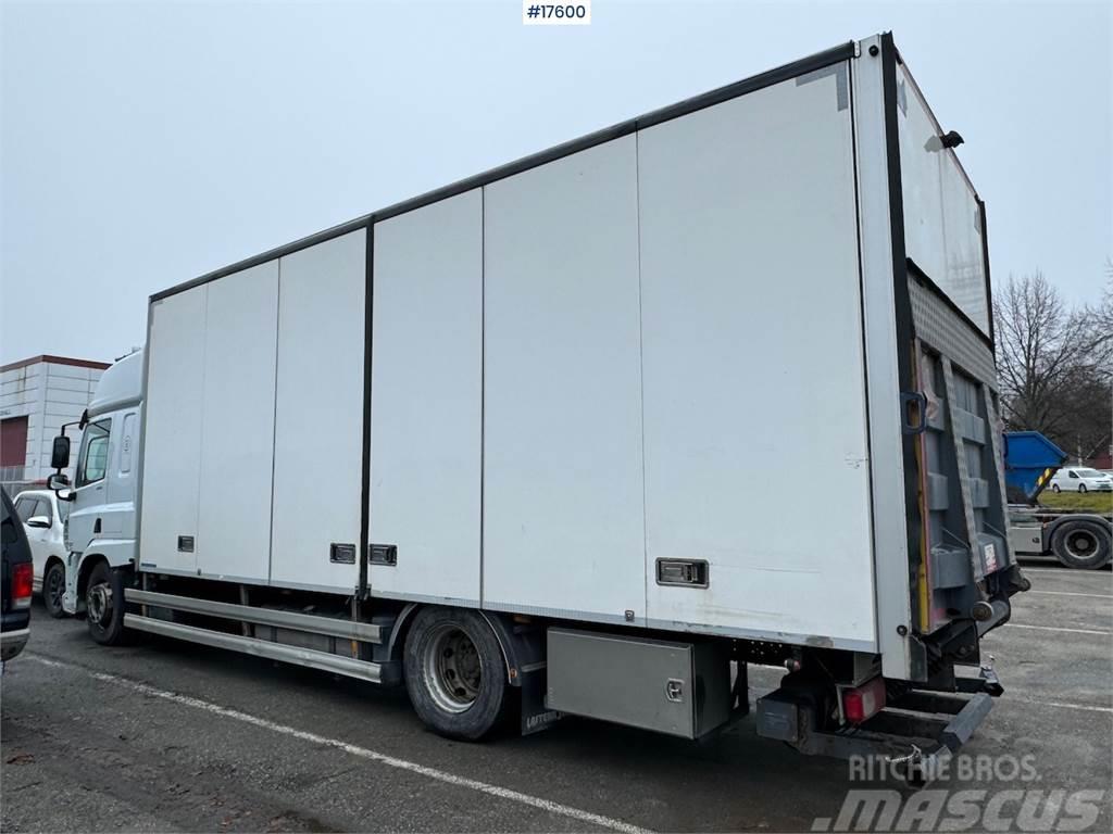DAF CF370 4x2 box truck w/ full side opening and lifti Camiones caja cerrada