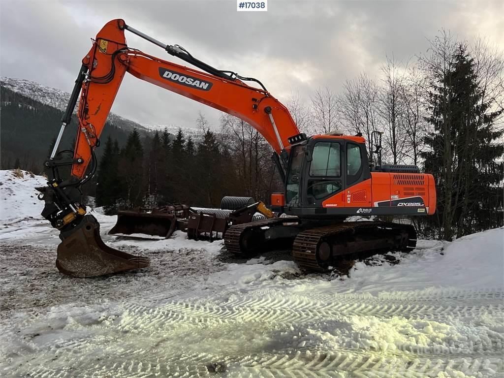 Doosan DX225 LC-5 excavator w/ rotor tilt, Cleaning bucke Excavadoras de cadenas