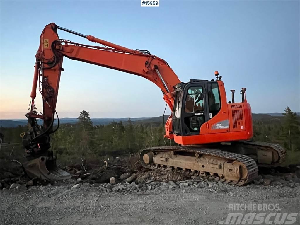 Doosan DX235LCR crawler excavator w/ GPS, bucket and tilt Excavadoras de cadenas