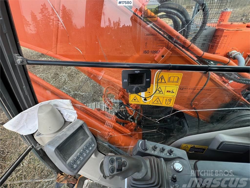 Hitachi ZX225 crawler excavator w/ 2 buckets and tilt WATC Excavadoras de cadenas