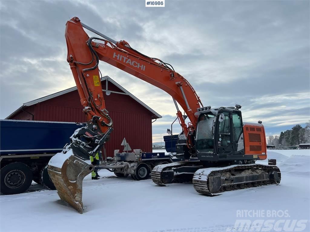 Hitachi ZX225USRLC-6 Tracked excavator w/ sanding bucket a Excavadoras de cadenas