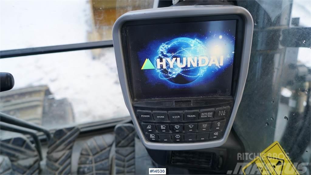 Hyundai HX520L digger w/ bucket. Excavadoras de cadenas