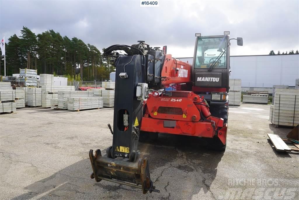 Manitou MRT 2540M with bucket and fork Carretillas telescópicas