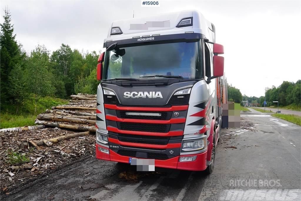 Scania R650 6x4 timber truck with crane Transporte de madera