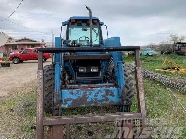 New Holland 7740 MFWD Tractor w/ loader Tractores