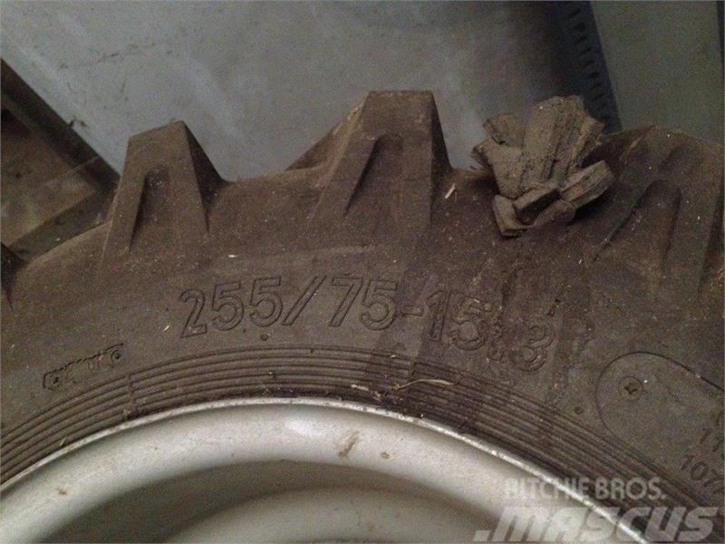 Starco 255/75-15,3 4 stk. det ene er skadet se billede Neumáticos, ruedas y llantas