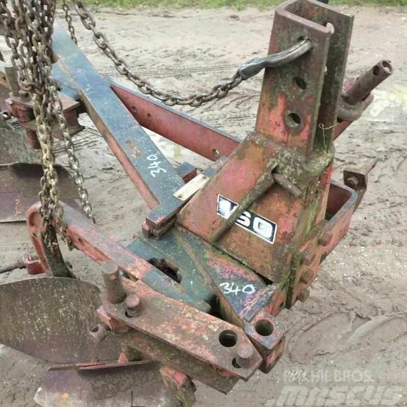 Massey Ferguson MF160 3 furrow plough £650 Arados fijos suspendidos