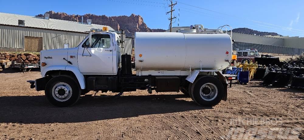  2,000 Gallon Water Truck Otros equipamientos de construcción