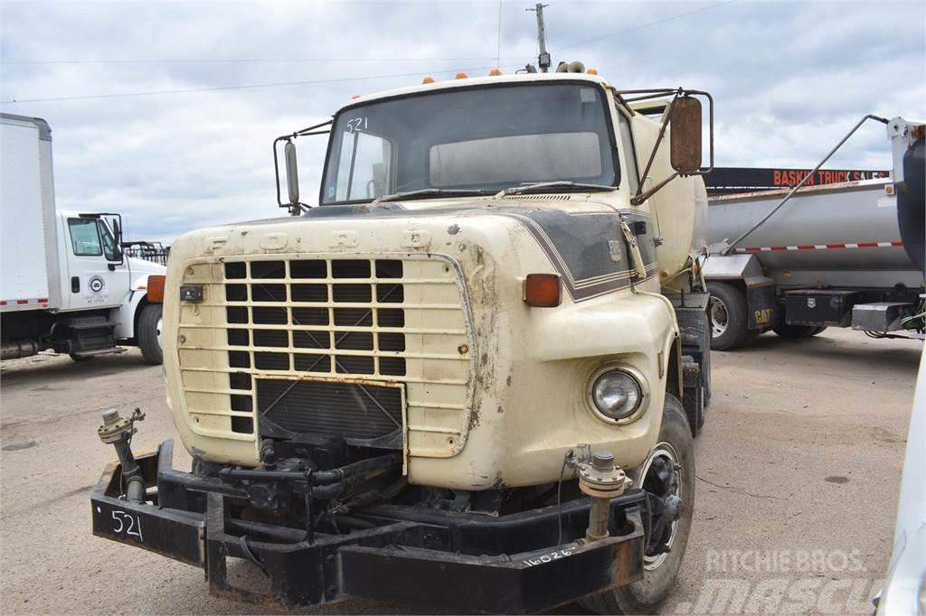 Ford L8000 Camiones cisterna