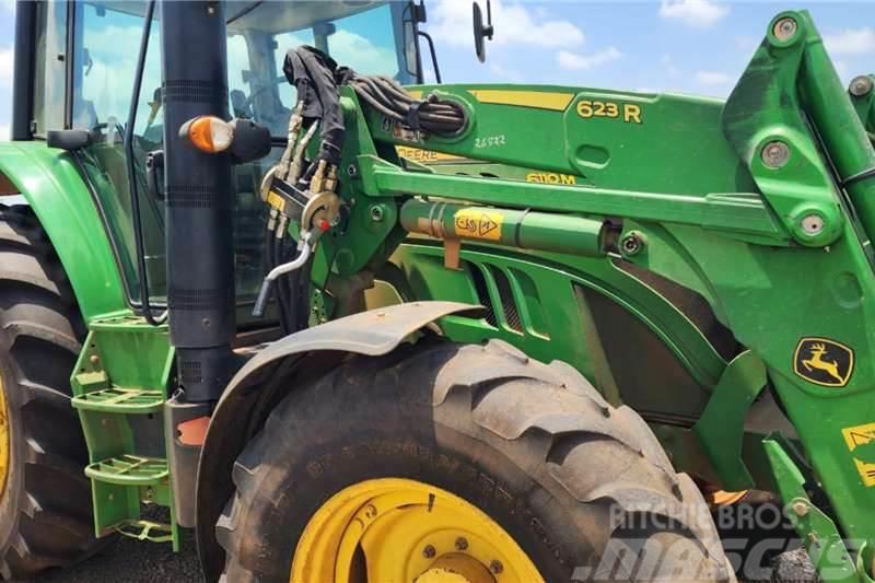 John Deere 6110M with Cab Tractores
