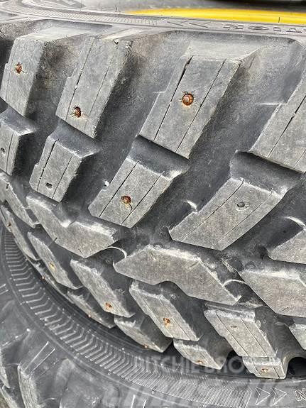 John Deere Hjul par: Nokian TRI2 540/65 30 GUL Neumáticos, ruedas y llantas
