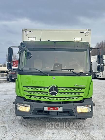 Mercedes-Benz Atego 818L/33 Camiones caja cerrada