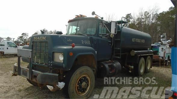 Mack RD685S Camiones cisterna