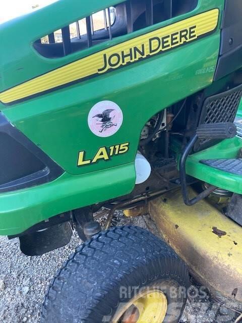 John Deere LA115 Tractores corta-césped