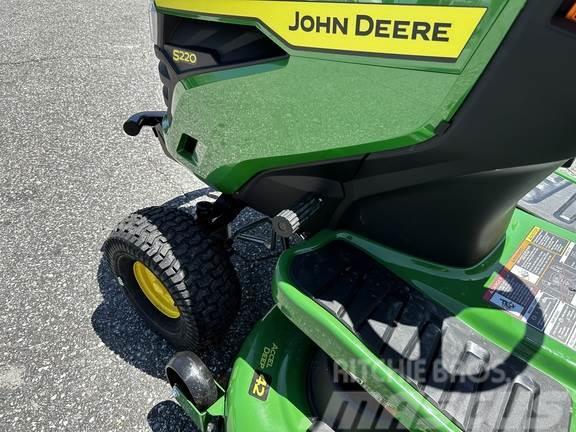 John Deere S220 Tractores corta-césped