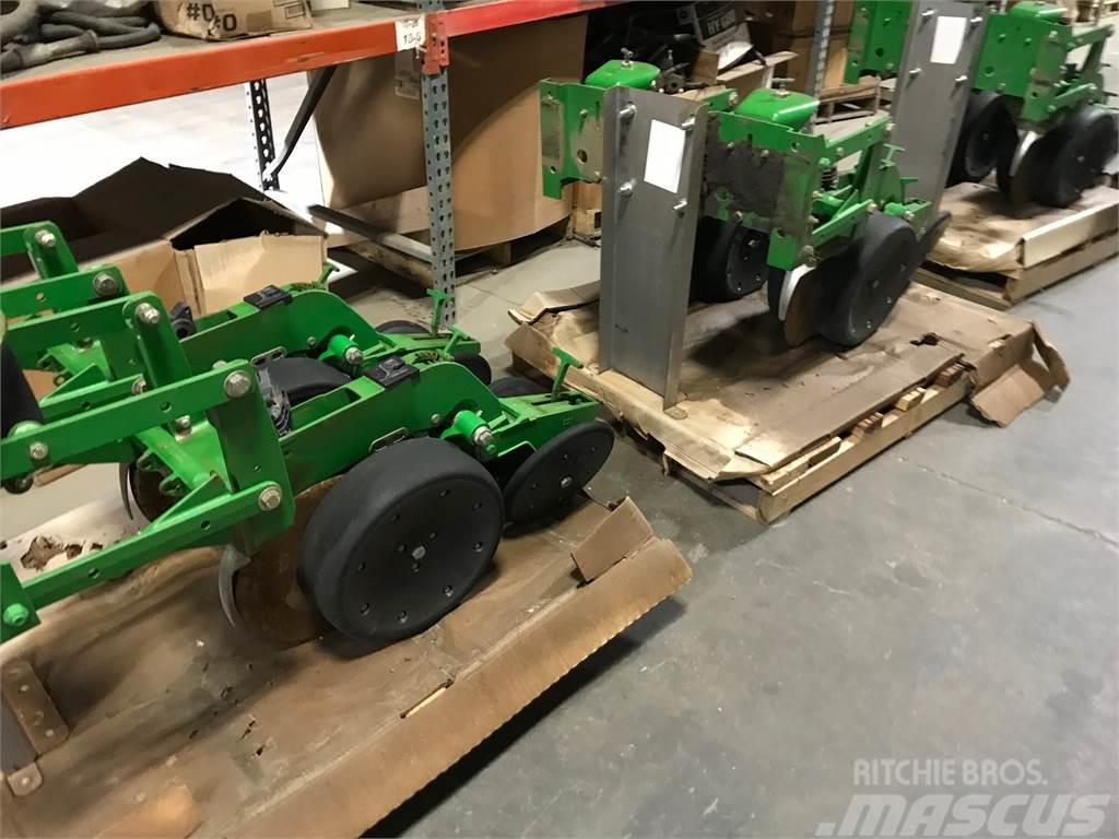 John Deere XP row unit w/ closing wheels Otras máquinas para siembra