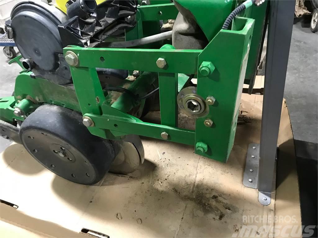 John Deere XP row unit w/ closing wheels & meters Otras máquinas para siembra