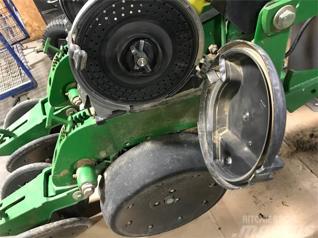 John Deere XP row unit w/ closing wheels & meters Otras máquinas para siembra