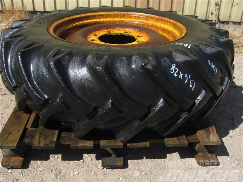Bridgestone 13.6x28 dæk på 8 huls fælg Neumáticos, ruedas y llantas