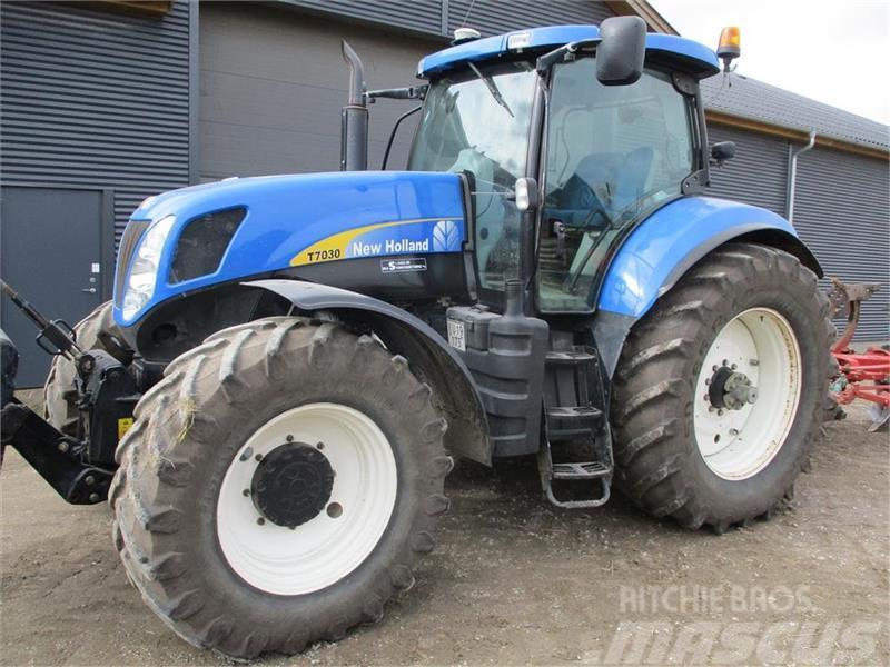 New Holland T7030 med ekstra udstyr Tractores