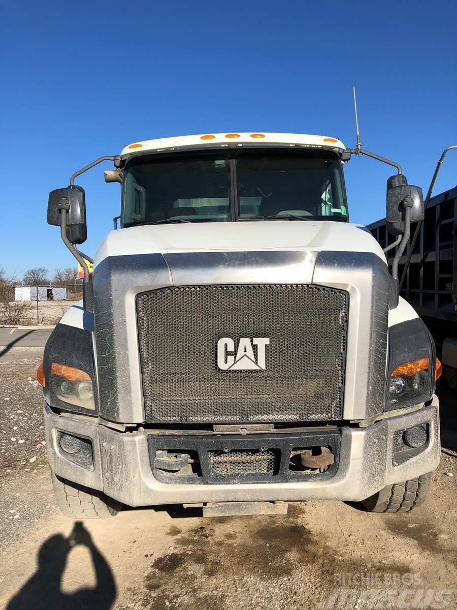 CAT CT660 Camiones bañeras basculantes o volquetes