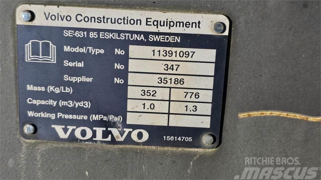 Volvo L30GS, maakauha, siipilumikauha ja trukkipiik Palas cargadoras