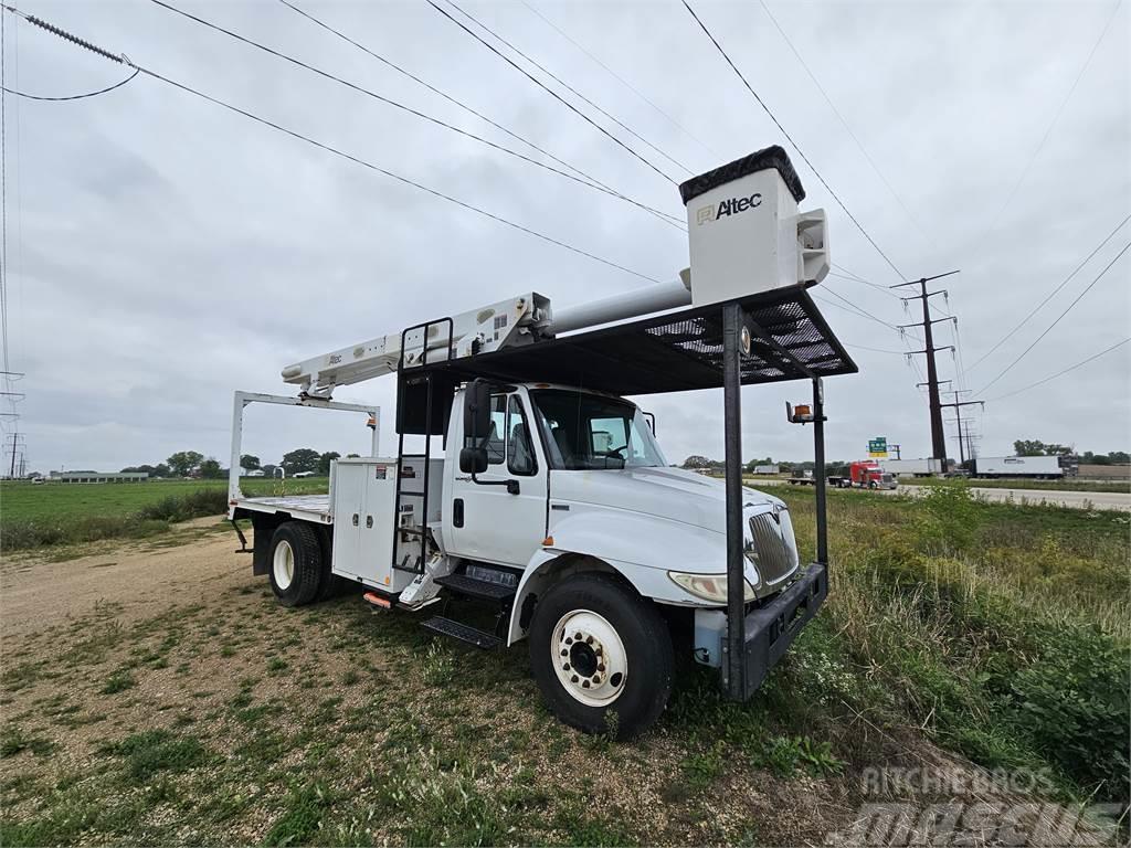 International / Altec 4300/LRV56 Plataformas sobre camión