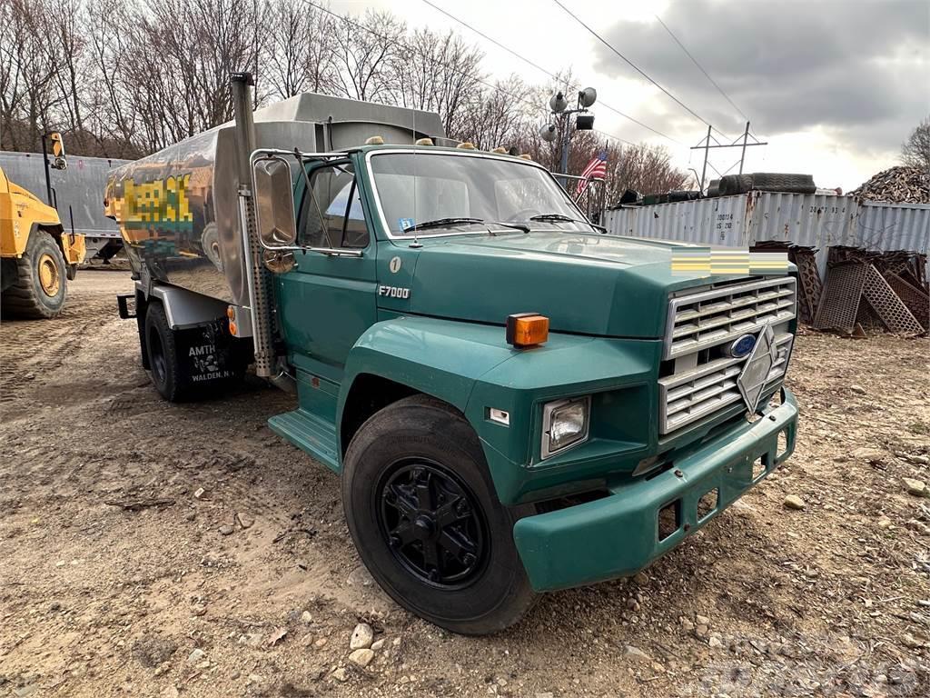 Ford F7000 Camiones cisterna