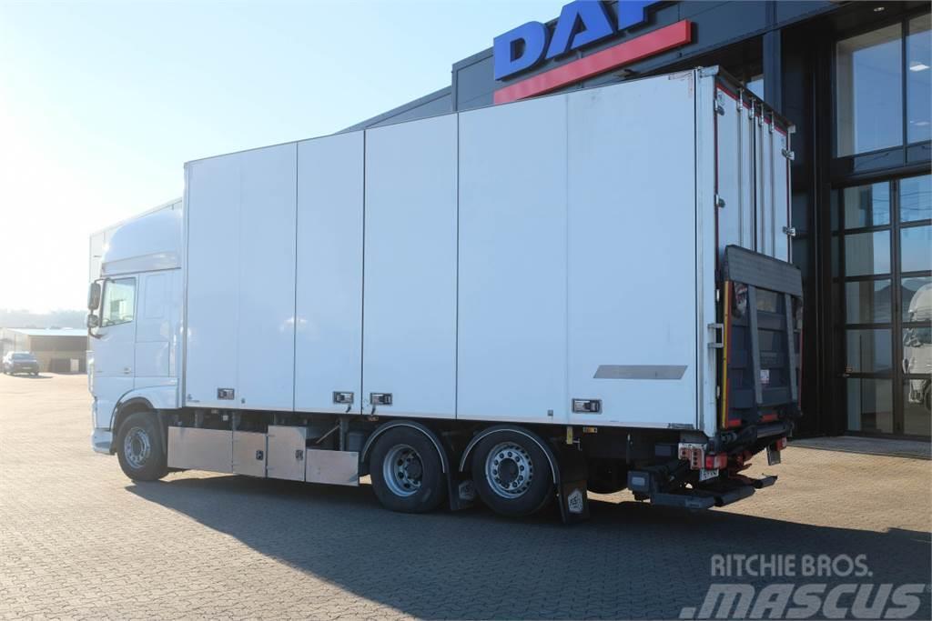 DAF XF 530 6x2*4 Skåpbil med JPGS skåp Camiones caja cerrada