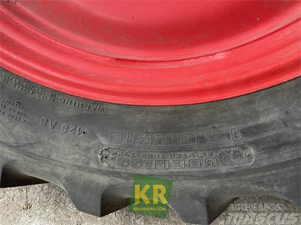 Goodyear 13.6R38 128A8 op Fendt velg Neumáticos, ruedas y llantas